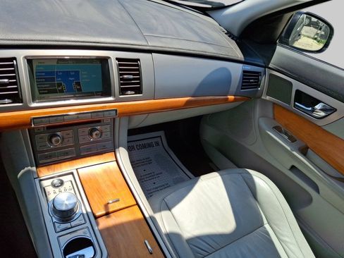 Used 2010 Jaguar XF Luxury RWD image 11