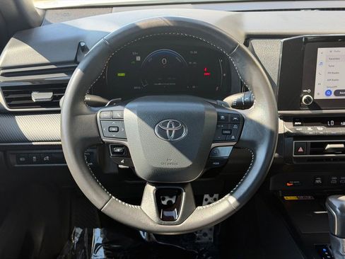 Used 2025 Toyota Camry SE image 18