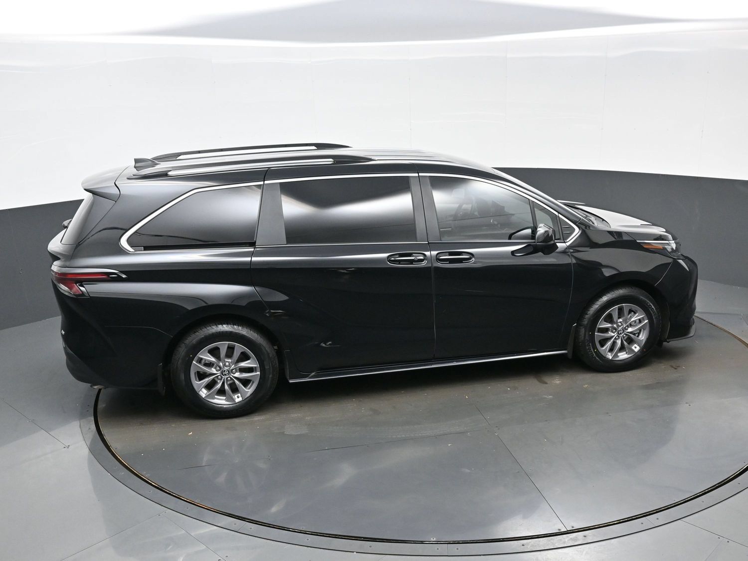 Used 2025 Toyota Sienna LE AWD/4WD image 42