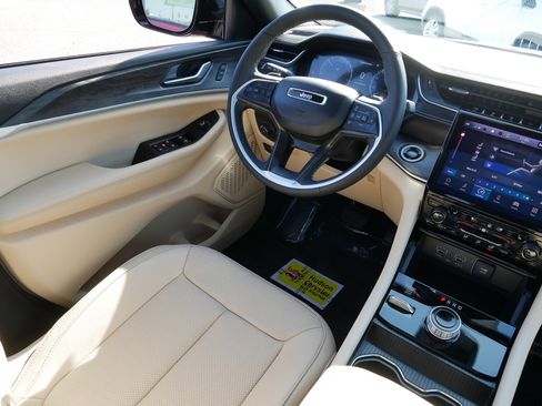 Used 2025 Jeep Grand Cherokee Limited w/ Luxury Tech Group II image 9