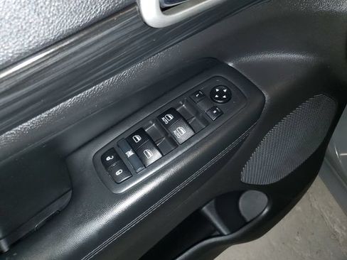 Used 2019 Jeep Grand Cherokee Altitude AWD/4WD image 12