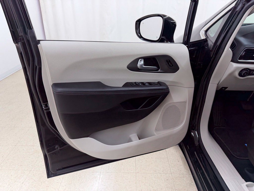 Used 2024 Chrysler Pacifica Touring-L FWD image 18