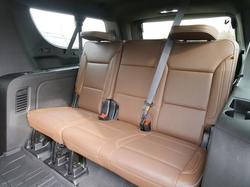 Used 2024 Chevrolet Suburban High Country image 15