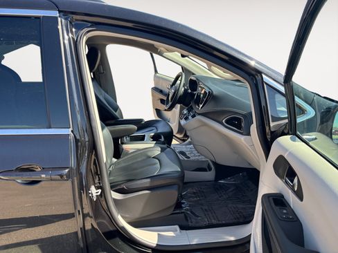 Used 2022 Chrysler Pacifica Touring-L AWD/4WD image 15