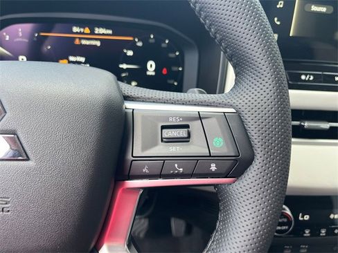 New 2025 Mitsubishi Outlander SE image 19