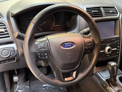 Used 2018 Ford Explorer Limited w/ Equipment Group 301A FWD image 15