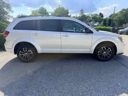 Used 2018 Dodge Journey SE w/ Connectivity Group FWD image 3
