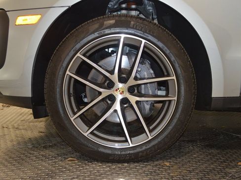 Certified 2025 Porsche Macan image 13