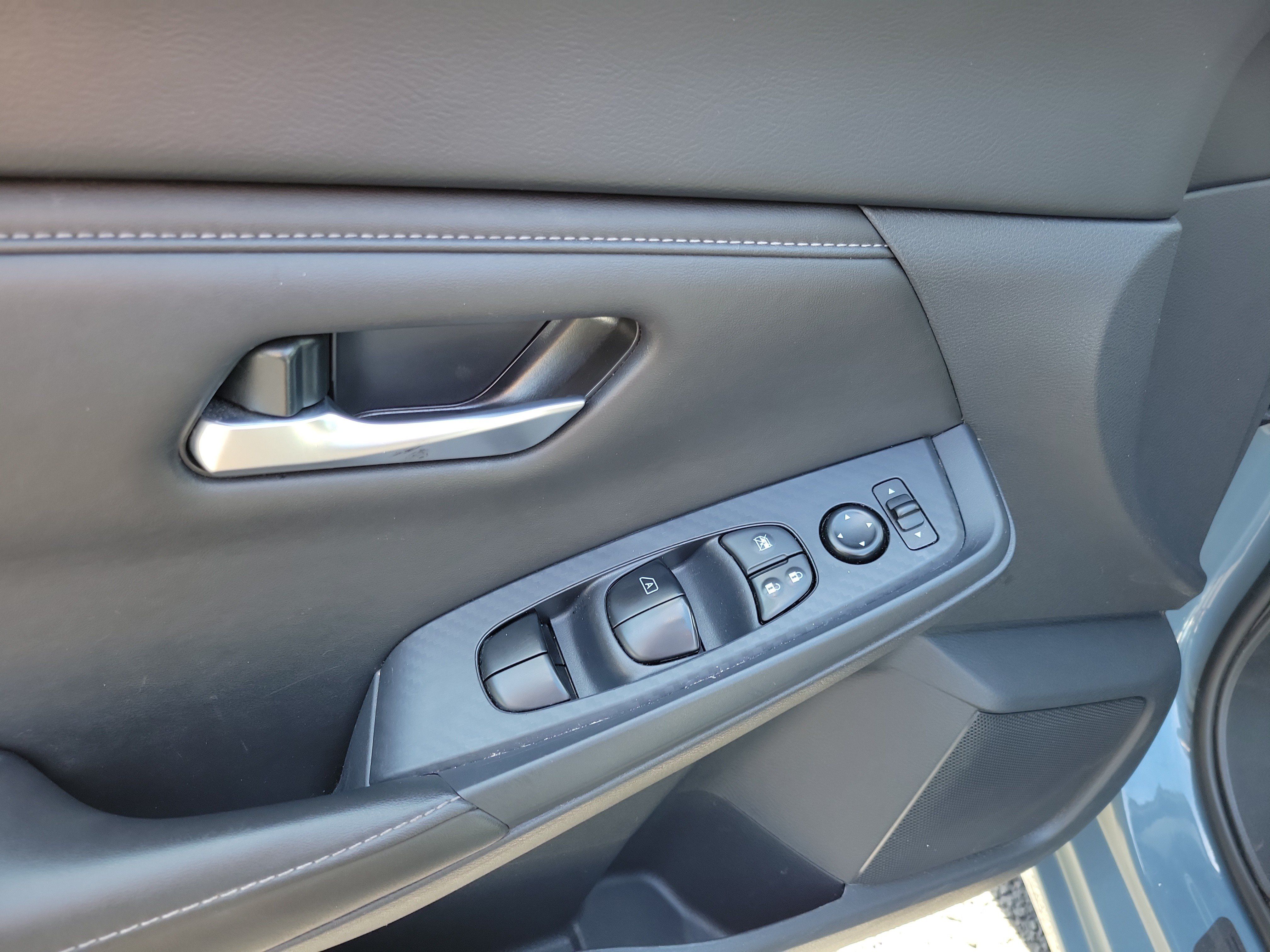 Used 2025 Nissan Sentra SV FWD image 11