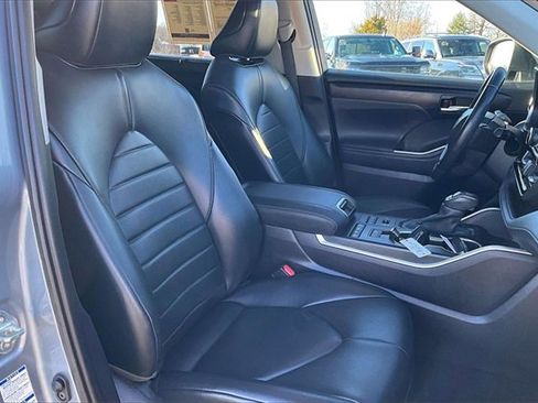Used 2021 Toyota Highlander XLE image 22