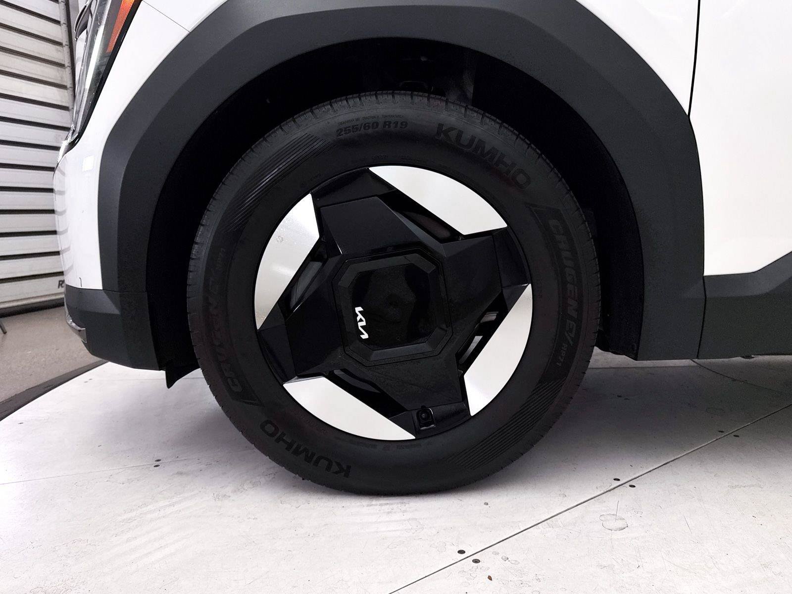 Used 2024 Kia EV9 Light Long Range RWD image 16
