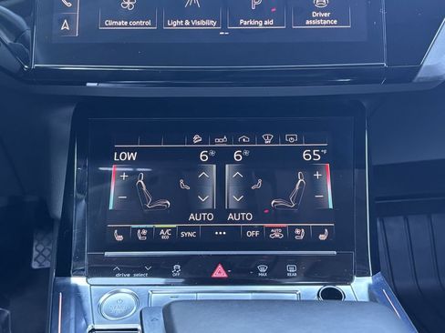 Used 2019 Audi e-tron Prestige w/ Prestige Package AWD/4WD image 18