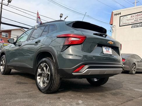 Used 2025 Chevrolet Trax LT image 8
