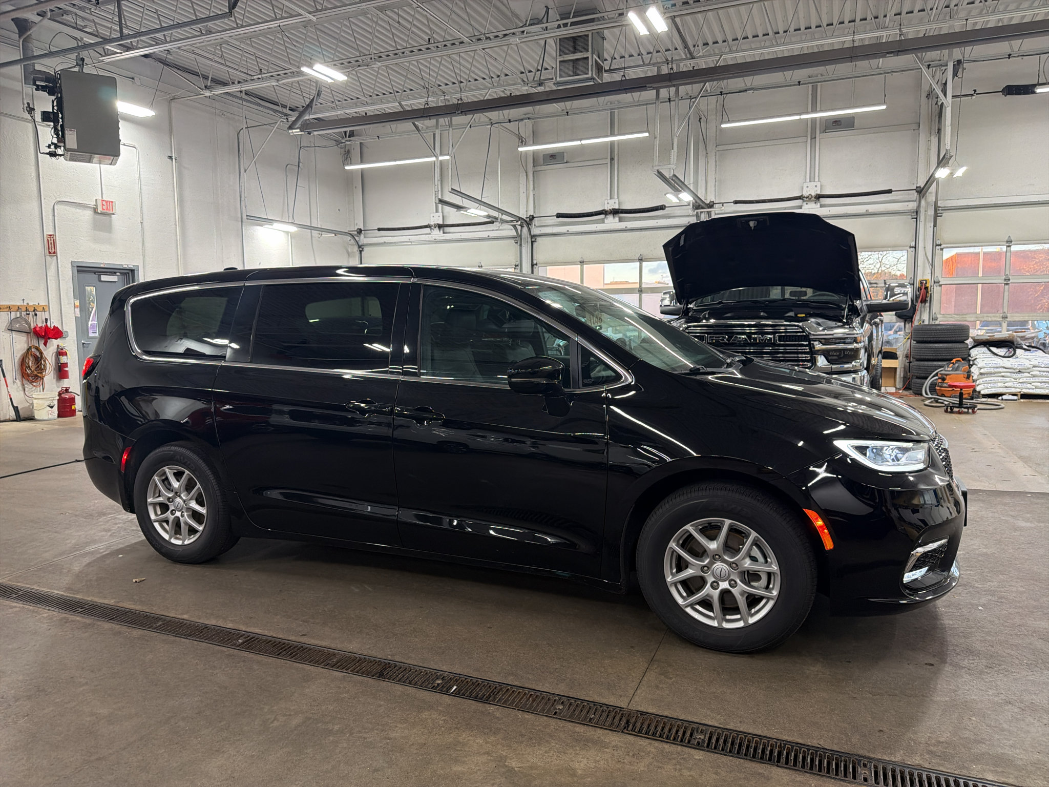 Used 2026 Chrysler Pacifica Select FWD image 3