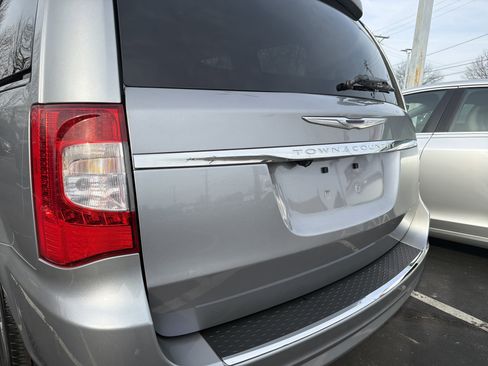 Used 2013 Chrysler Town & Country Touring image 8