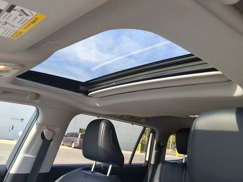 Used 2021 Toyota Highlander XLE image 26