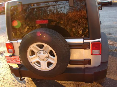 Used 2012 Jeep Wrangler Unlimited Sport image 4