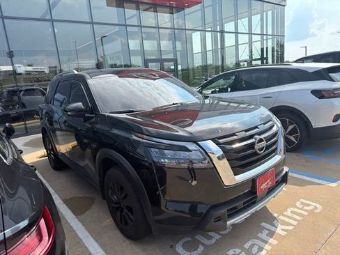 Used 2025 Nissan Pathfinder SL AWD/4WD image 2