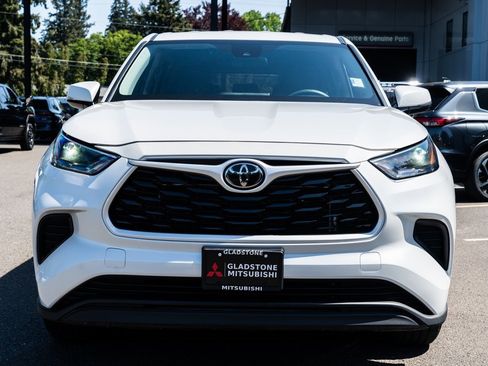 Used 2023 Toyota Highlander L image 2