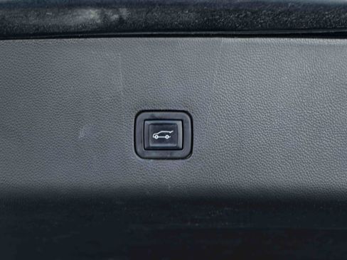 Used 2023 Chevrolet Traverse LT FWD image 42
