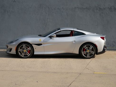 Used 2019 Ferrari Portofino image 3