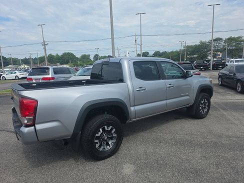 Used 2017 Toyota Tacoma SR5 AWD/4WD image 4