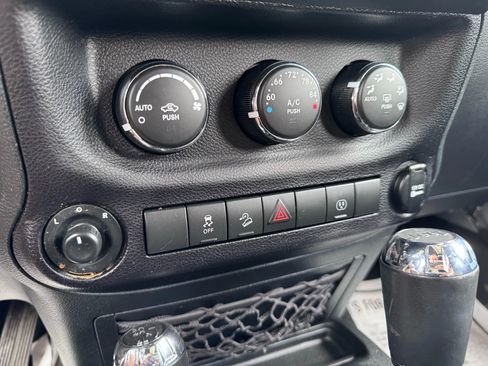 Used 2017 Jeep Wrangler Unlimited Rubicon w/ Connectivity Group image 34