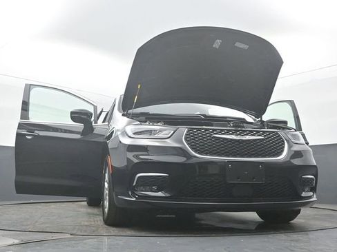 Used 2025 Chrysler Pacifica Select image 58