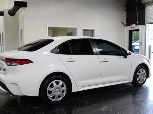 Used 2020 Toyota Corolla LE FWD image 3