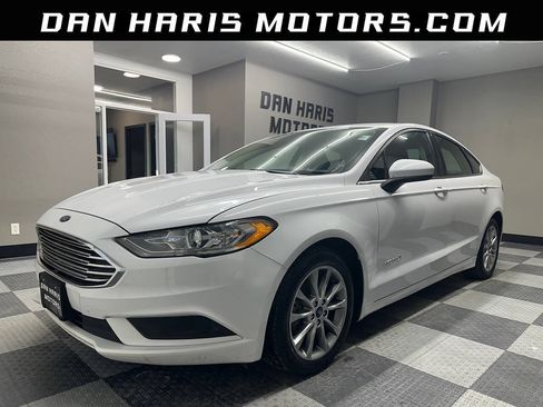 Used 2017 Ford Fusion SE FWD image 1