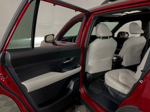 Used 2025 Toyota Grand Highlander AWD Hybrid image 31