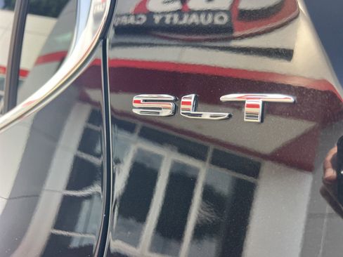 Used 2023 GMC Acadia SLT image 16