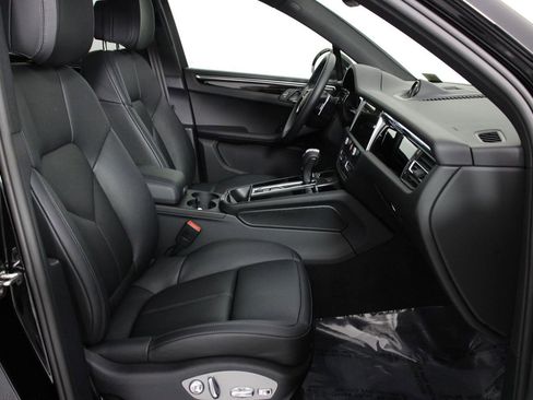 Certified 2025 Porsche Macan image 31