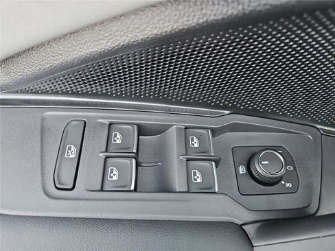 New 2026 Volkswagen Tiguan SE image 13