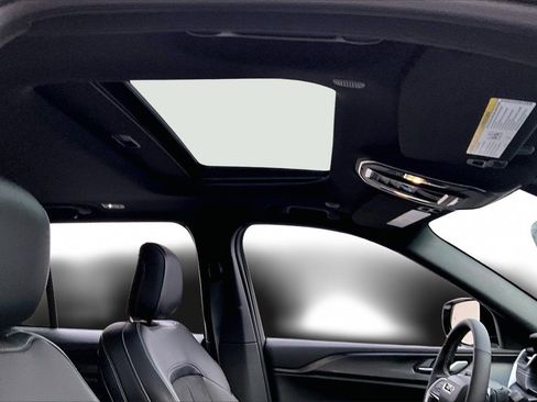 Certified 2025 Jeep Grand Cherokee Altitude image 15