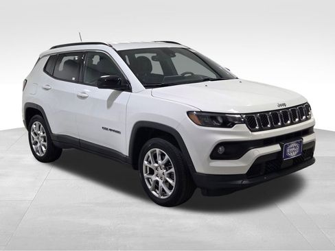 Used 2023 Jeep Compass Latitude image 16