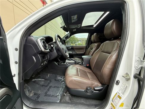 Used 2017 Toyota Tacoma Limited w/ Tow Package AWD/4WD image 10