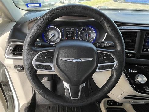 Used 2021 Chrysler Voyager Lxi image 10