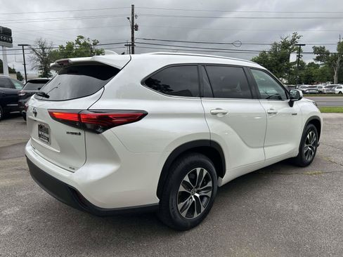Used 2020 Toyota Highlander XLE FWD image 3