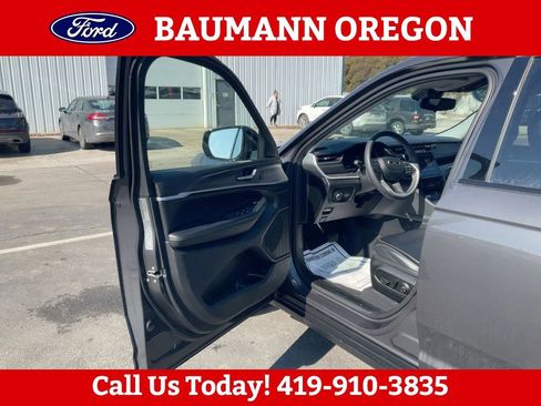 Used 2023 Jeep Grand Cherokee Limited AWD/4WD image 2