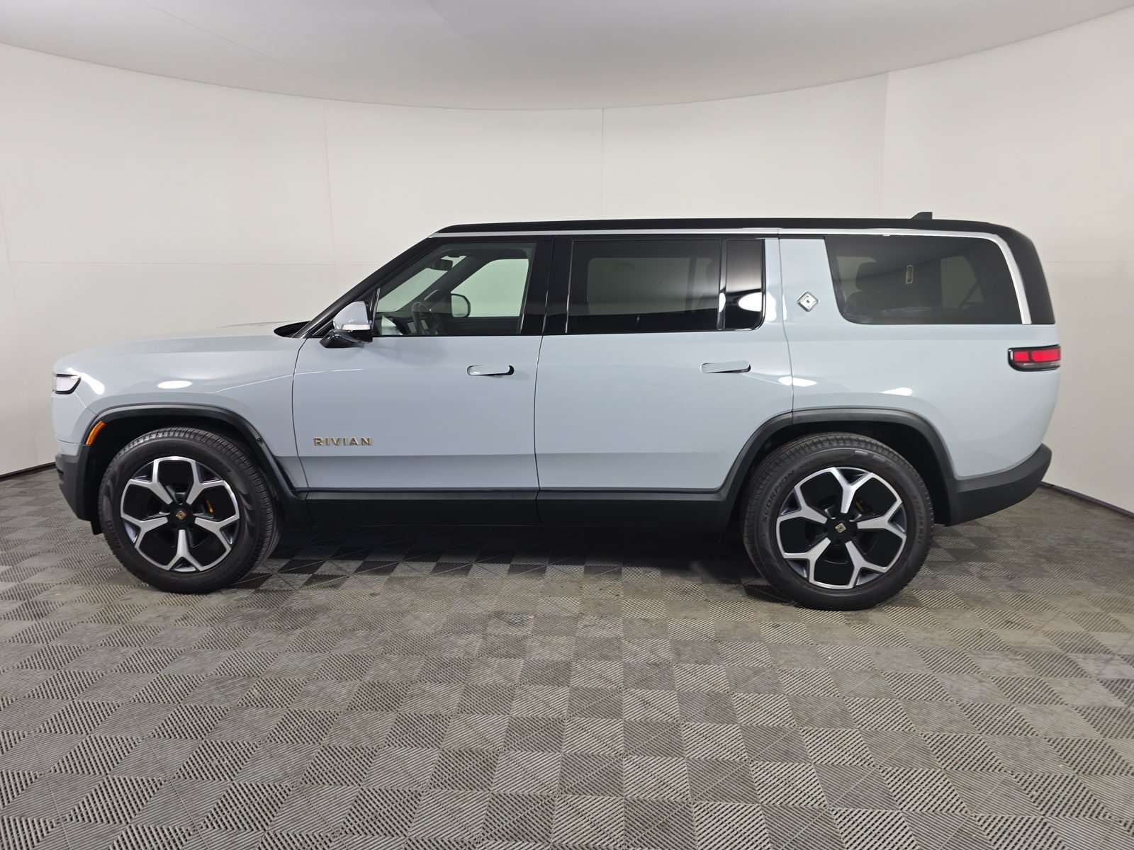 Used 2024 Rivian R1S Adventure Quad AWD/4WD image 2
