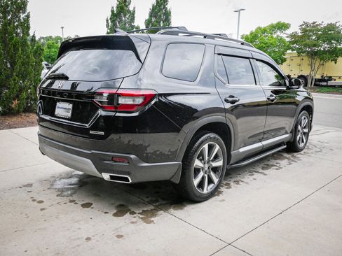 Certified 2025 Honda Pilot Touring image 11