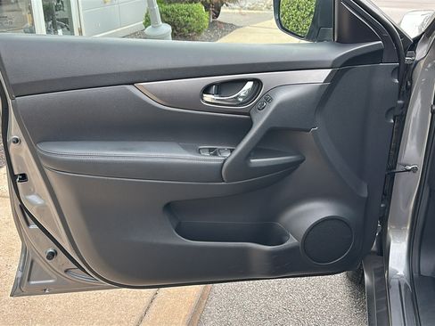 Used 2016 Nissan Rogue S AWD/4WD image 13