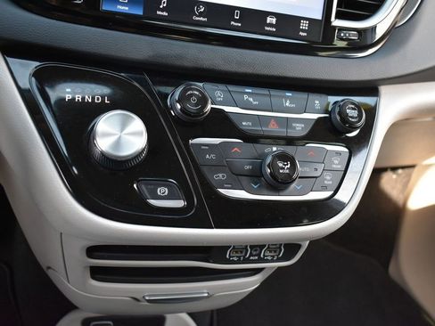 Used 2024 Chrysler Pacifica Touring-L image 20