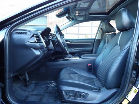Used 2020 Toyota Camry SE w/ Sunroof Package image 10