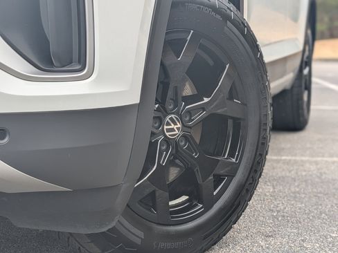 Used 2024 Volkswagen Atlas Peak Edition SE image 38