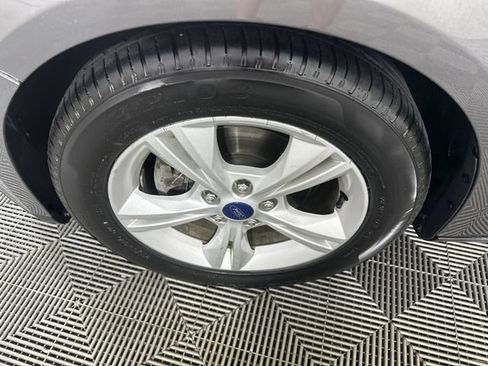 Used 2014 Ford Focus SE FWD image 2