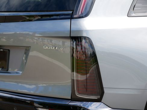 New 2026 Cadillac Vistiq Sport w/ LPO, Floor Liner Package AWD/4WD image 15