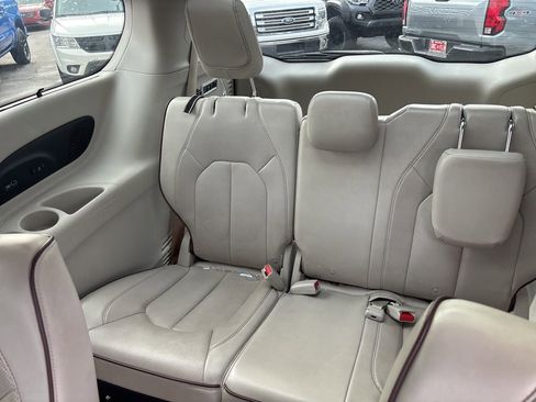 Used 2020 Chrysler Pacifica Limited FWD image 15