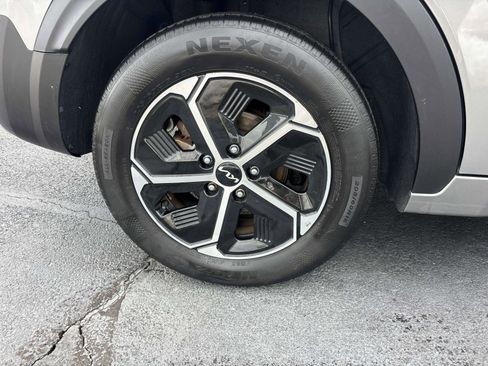 Used 2024 Kia Niro EX image 29